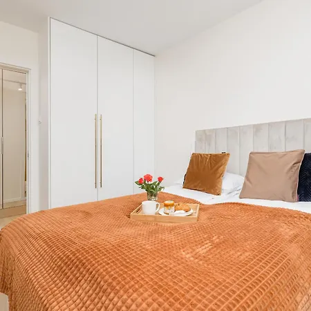 Beautiful With Balcony And Parking By Renters Apartment *
